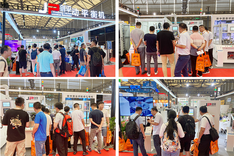 人們紛紛聚集在展位前，了解劍平動(dòng)平衡機(jī)